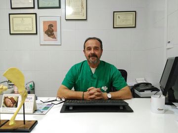 Clínica Veterinaria Martín Molina hombre en escritorio