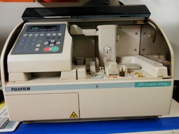 Clínica Veterinaria Martín Molina maquina para muestras de laboratorio