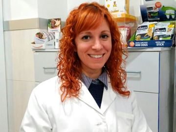 Clínica Veterinaria Martín Molina mujer sonriendo