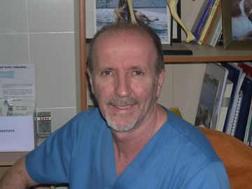 Clínica Veterinaria Martín Molina veterinario sonriendo