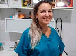 Clínica Veterinaria Martín Molina persona sonriendo