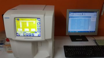 Clínica Veterinaria Martín Molina maquina con computador